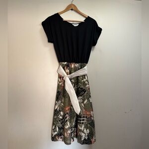 Vintage 1990s Women’s Studio 36
Black Floral Midi Dress With White Belt Size 10